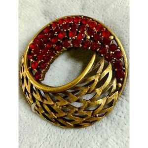 JJ Jonette Jewelry Vintage Gold Tone Red Rhinestone Woven Circle Brooch Pin